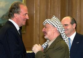 El Rey Juan Carlos I recibe en La Zarzuela al líder palestino, Yasser Arafat.