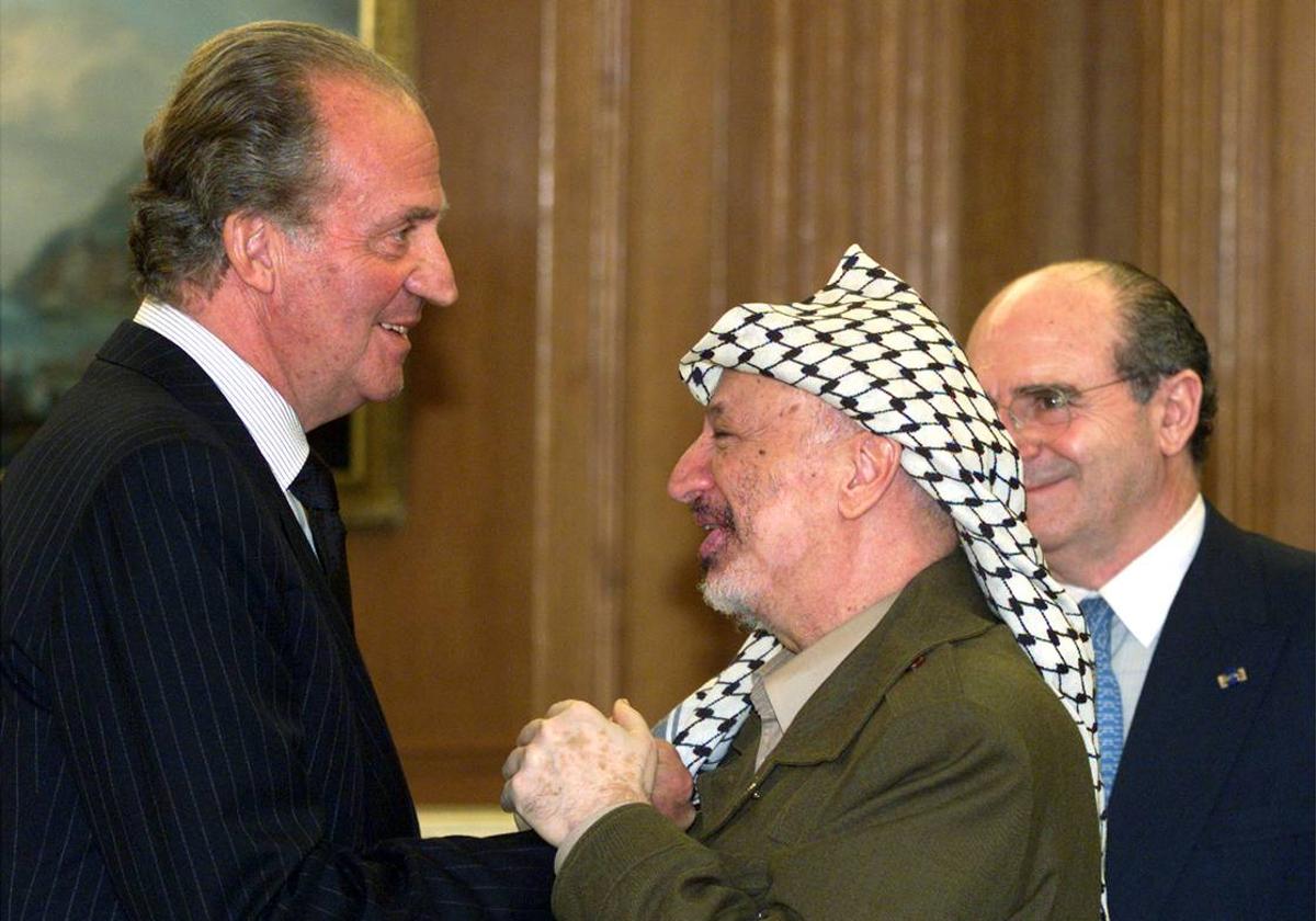 El Rey Juan Carlos I recibe en La Zarzuela al líder palestino, Yasser Arafat.