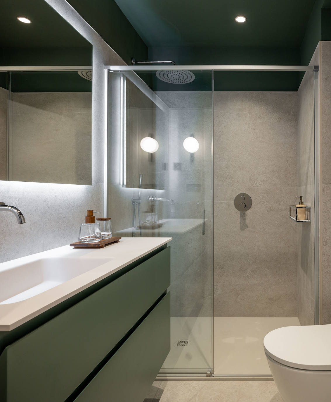 El piso de una familia numerosa en Bilbao que juega con el sol