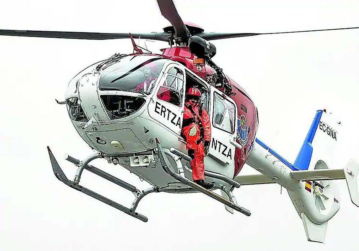 Un helicóptero participa en un simulacro de emergencias en las playas.