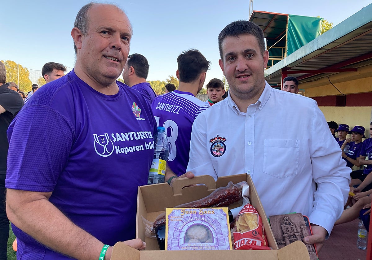 Raúl Sáez, presidente del Santurtzi, a la izquierda, recibe los presentes del máximo dirigente del Turégano.
