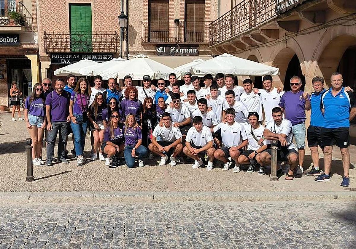 Imagen principal - Arriba, los jugadores del Santurtzi y aficionados morados en Turégano. A la izquierda, la alcaldesa, Karmele Tubilla (en el centro), junto al exalcalde Ricardo Iriarte (primero por la izquierda) y tres concejales. A la derecha, Arantxa Legido y Gorka Fernández, delante del castillo de Turégano.