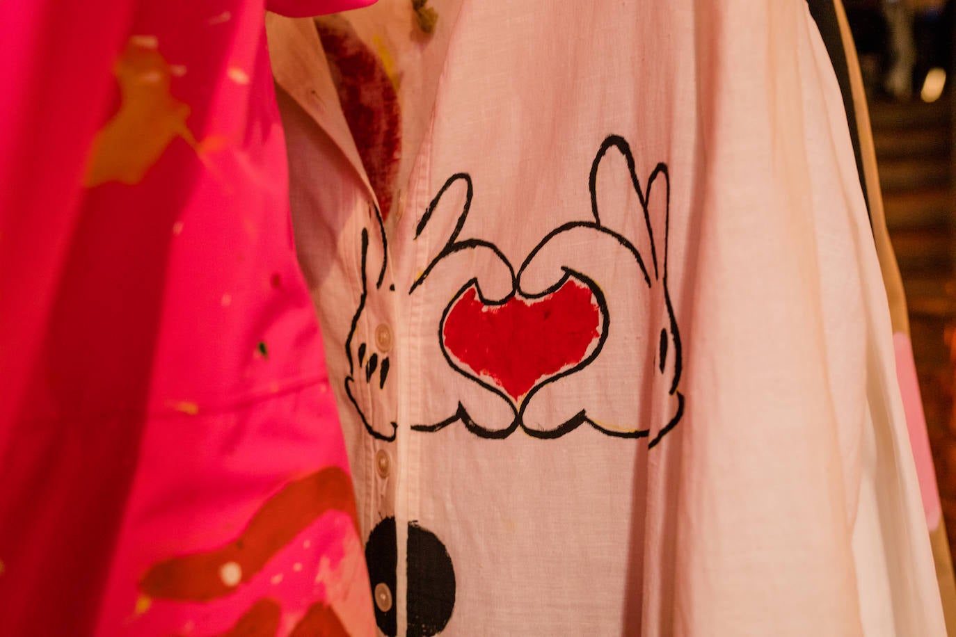 De Vitoria al mundo: las gabardinas &#039;vintage&#039; pintadas a mano que triunfan