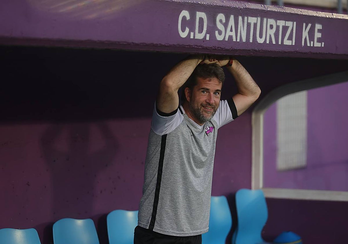 Miguel Romillo en el banquillo local de San Jorge, estadio del CD Santurtzi.