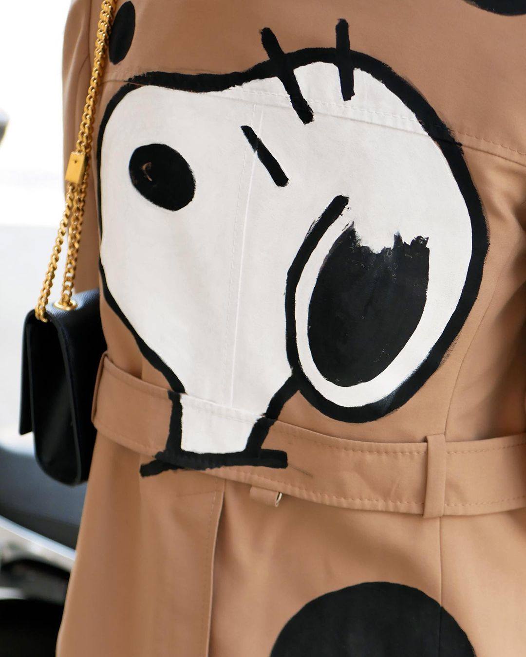 De Vitoria al mundo: las gabardinas &#039;vintage&#039; pintadas a mano que triunfan