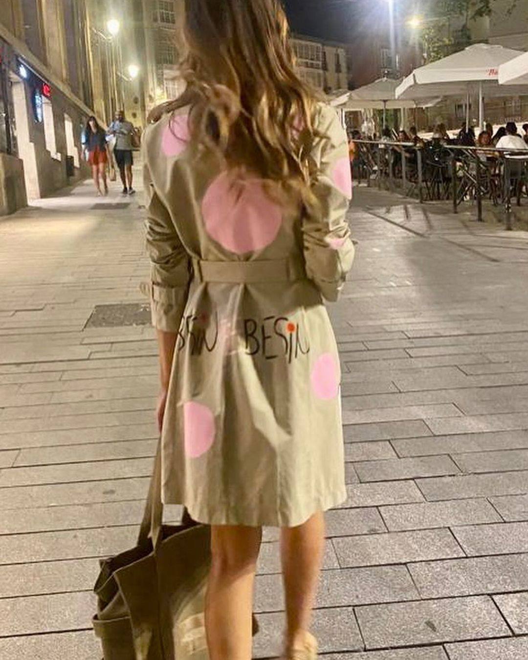 De Vitoria al mundo: las gabardinas &#039;vintage&#039; pintadas a mano que triunfan