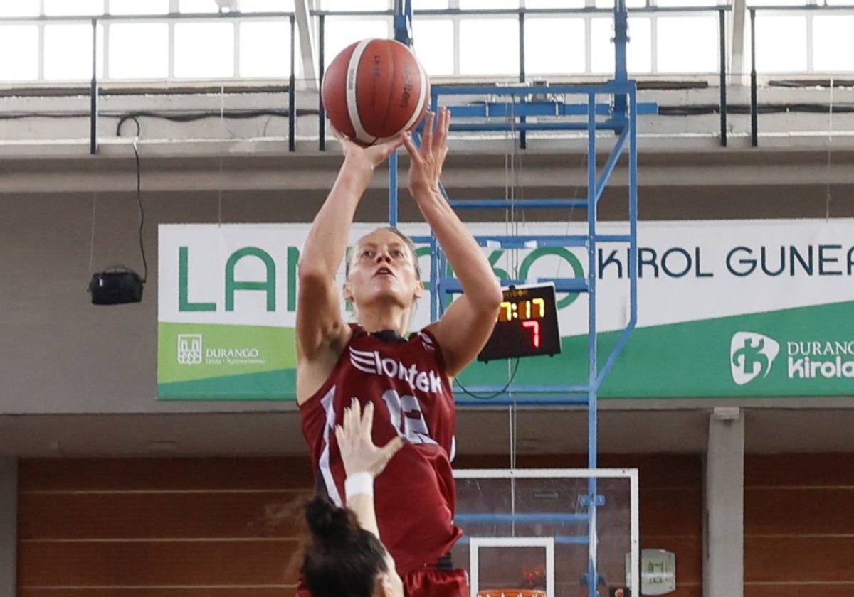 Bjorklund lanza a canasta durante un partido de la Euskal Kopa en Durango.