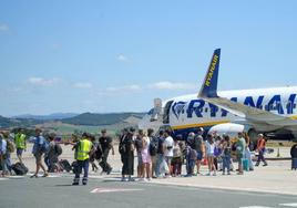 Pasajeros en la pista del aeropuerto alavés.