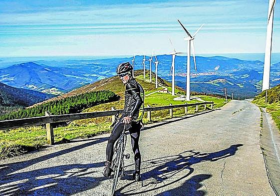 Los molinos de viento dominan la cumbre del Oiz.