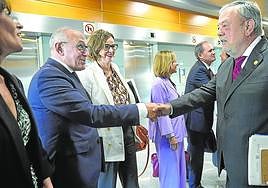 El consejero Pedro Azpiazu saluda al diputado general de Álava, Ramiro González, antes del Consejo Vasco de Finanzas del miércoles.