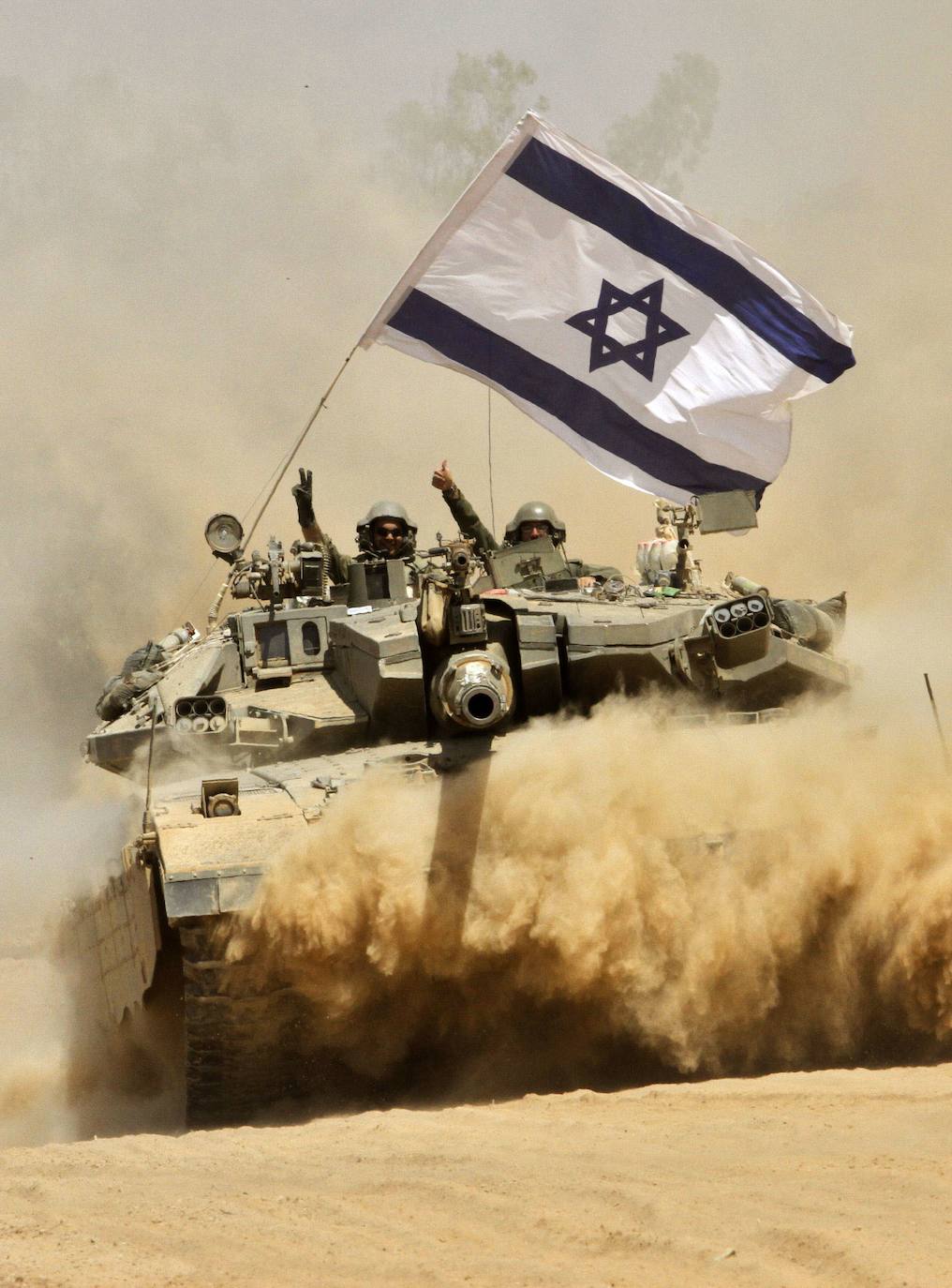 Imagen secundaria 2 - Arriba, el campo de Tzeelim, donde Israel se entrena para entrar en Gaza. Abajo, un tanque Merkava y un miembro de Hamás excavando un túne.