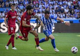 Álex Sola deja atrás a Juan Cruz en el derbi ante Osasuna.