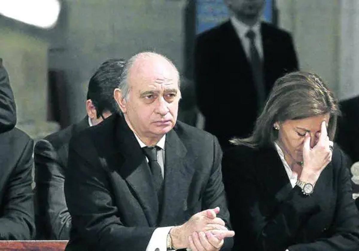 Jorge Fernández Díaz, acompañado por María Dolores de Cospedal, durante un funeral de Estado en sus tiempos de ministro.