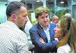 Denis Itxaso y Eneko Andueza saludaron a Pili Zabala.