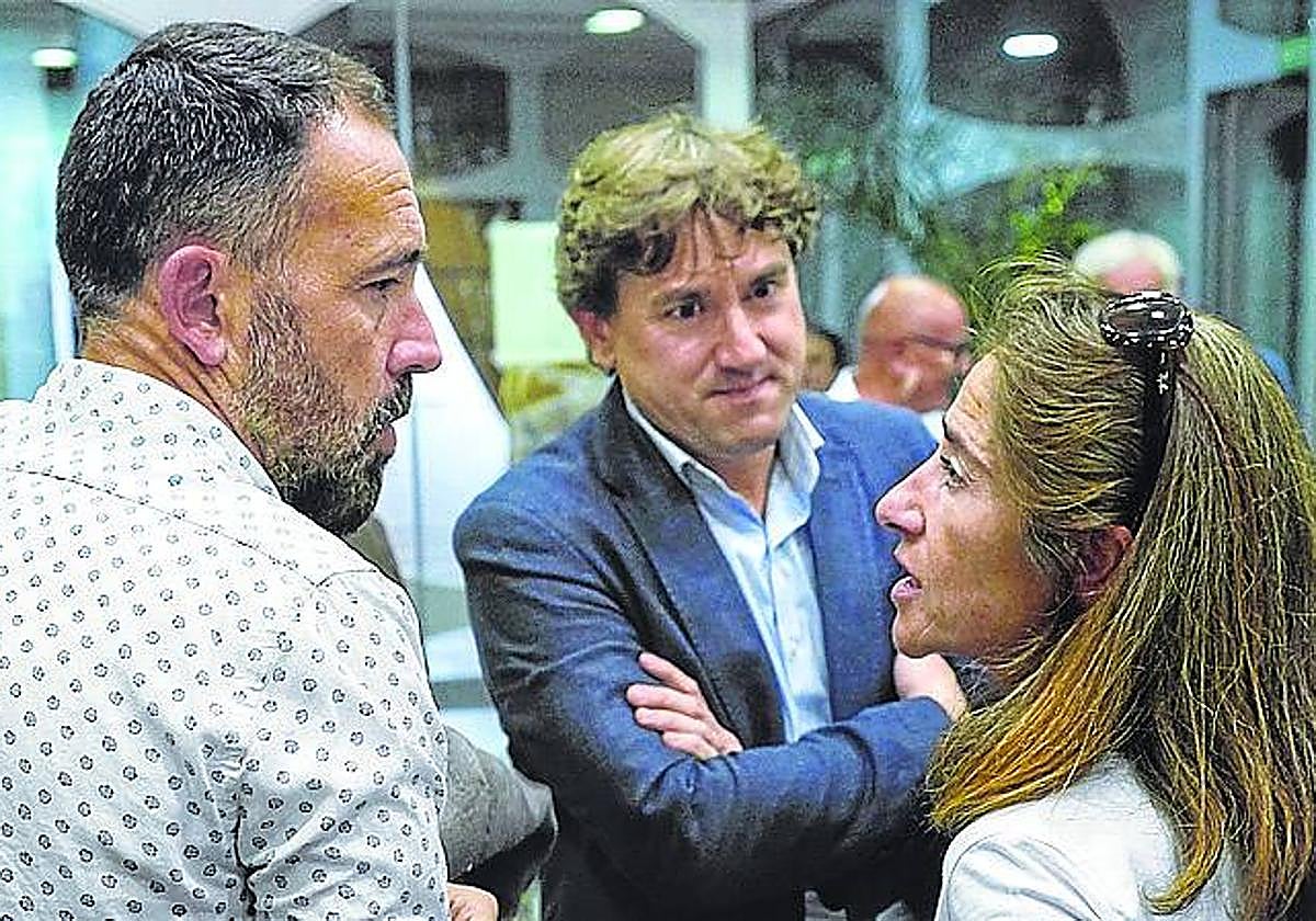 Denis Itxaso y Eneko Andueza saludaron a Pili Zabala.