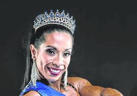 Magui, tras ganar el último campeonato europeo de musculación, con el anillo y la diadema de vencedora.