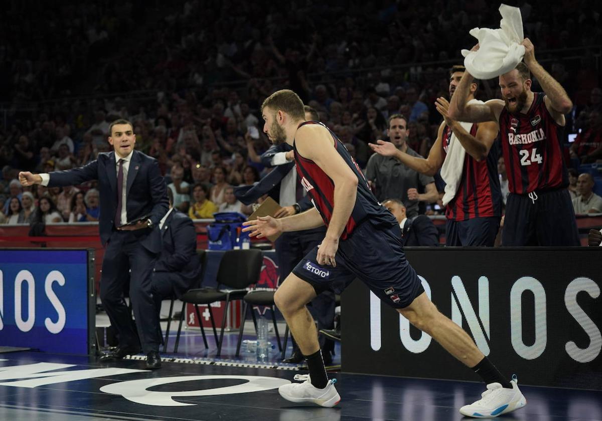 Rogkavopoulos, azuzado desde el banquillo del Buesa Arena.