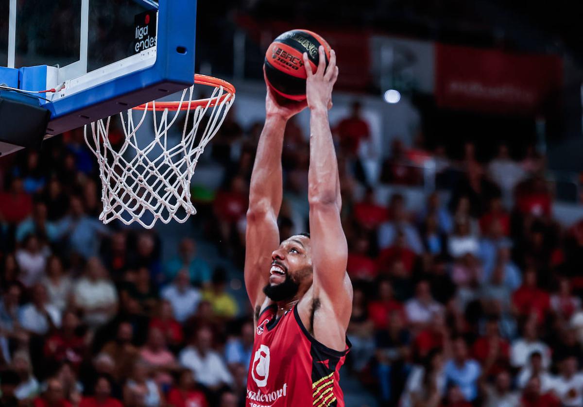 Okafor, dispuesto a colgarse del aro en la victoria ante el Unicaja. Acabó con 18 puntos