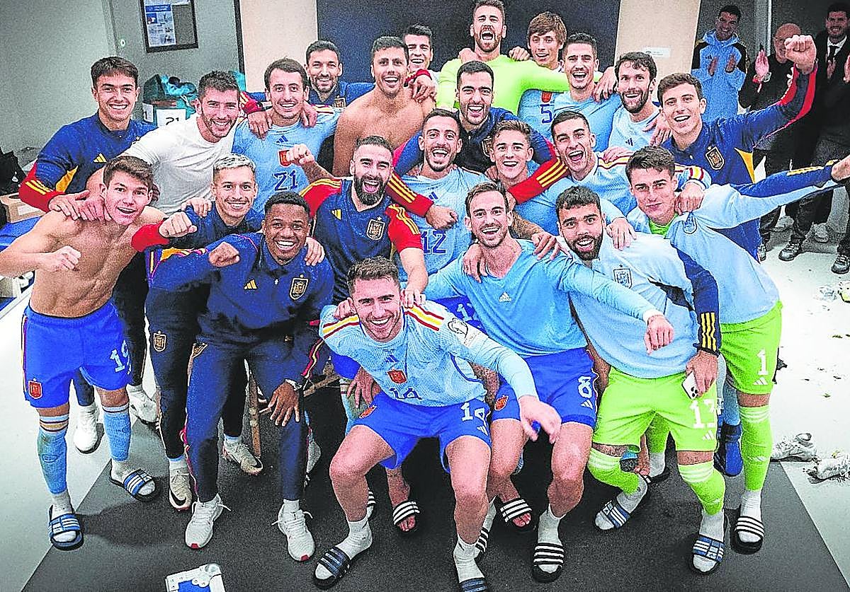 Los componentes de la selección española celebran en el vestuario el pase a la fase final de la Eurocopa 2024.