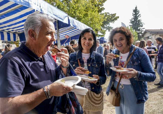 Pedro Lejalde y las hermanas Marisa y María Cantero en la degustación.