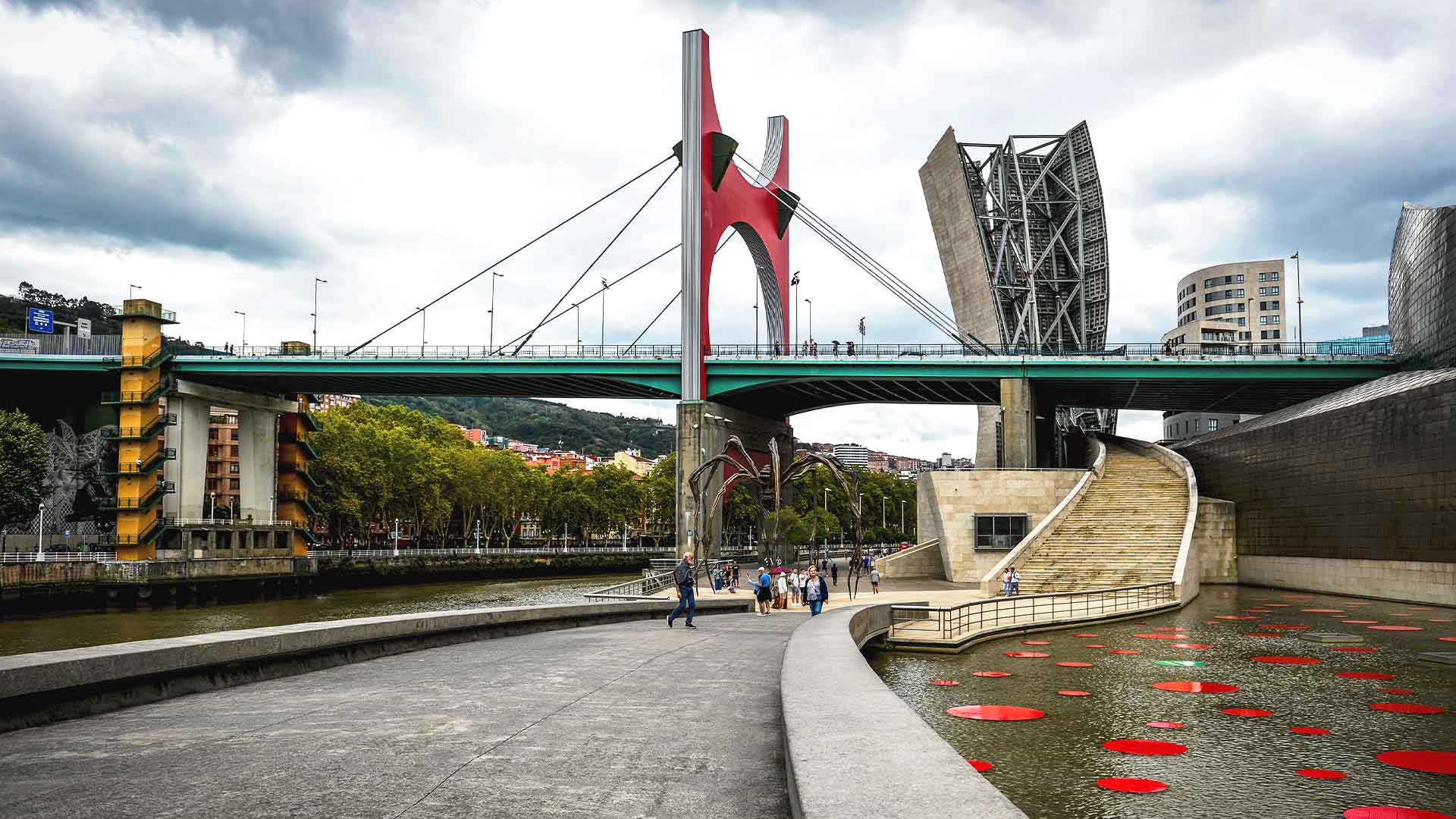 El puente de La Salve, con el Guggenheim y la obra 'Arcos Rojos'.