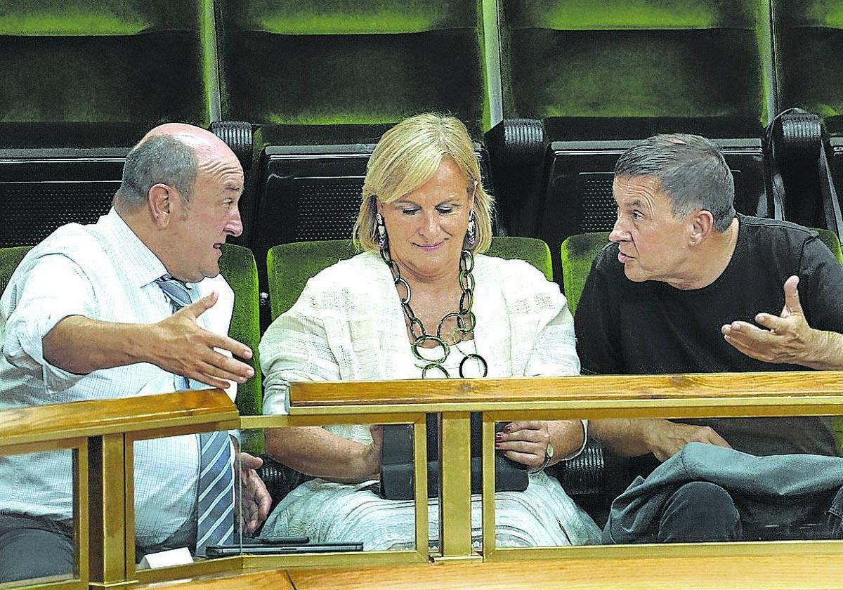 Andoni Ortuzar, Itxaso Atutxa y Arnaldo Otegi, durante el último Pleno de Política General.