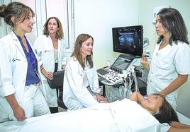 Las radiólogas Diana Gorostiza, Begoña Iturre, Maider Bringas y Ainhoa Díaz de Otalora con una paciente en el hospital de Cruces.