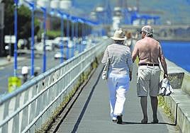 Una pareja de jubilados pasea por Getxo.