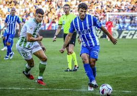 Ander Guevara da un pase en el partido ante el Betis.