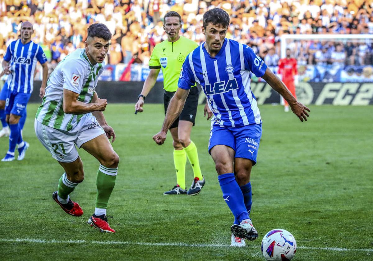 Ander Guevara da un pase en el partido ante el Betis.