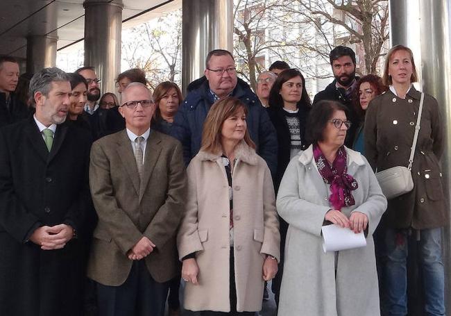 Elizburu, en la segunda fila, durante una concentración de jueces y fiscales en VItoria.