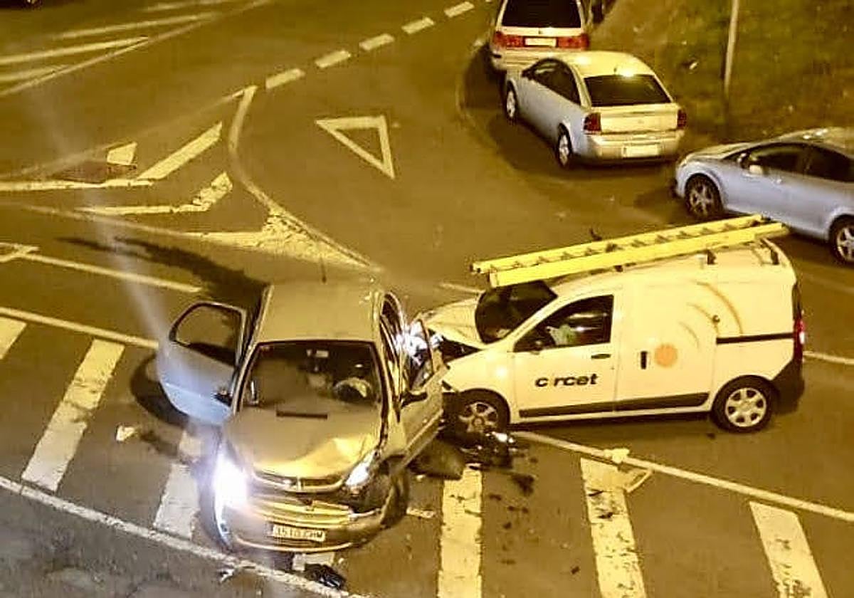 Salen corriendo a pie tras chocar el coche contra una furgoneta en Otxarkoaga
