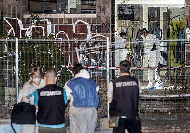 Agentes especializados en la nave abandonado donde ocurrieron los hechos.