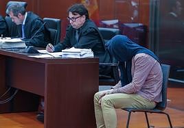 Ismael M., en la imagen con el rostro tapado con un jersey, es la segunda persona en Álava en recibir la prisión permanente revisable.