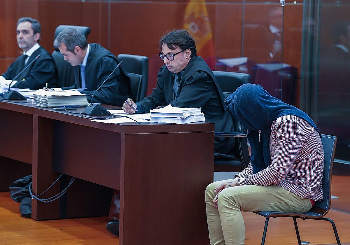 Ismael M., en la imagen con el rostro tapado con un jersey, es la segunda persona en Álava en recibir la prisión permanente revisable.