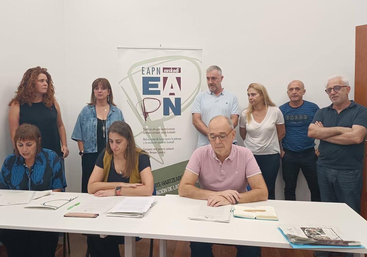 Representantes de la Red Europea Contra la Pobreza y la Exclusión Social en Euskadi, durante la comparecencia de hoy.