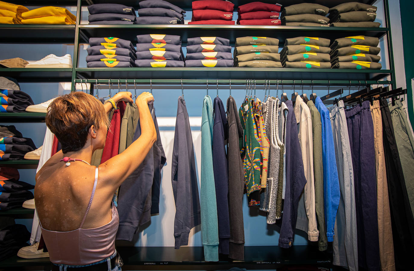 La nueva tienda de Bilbao que le saca los colores al 'low cost' ropa