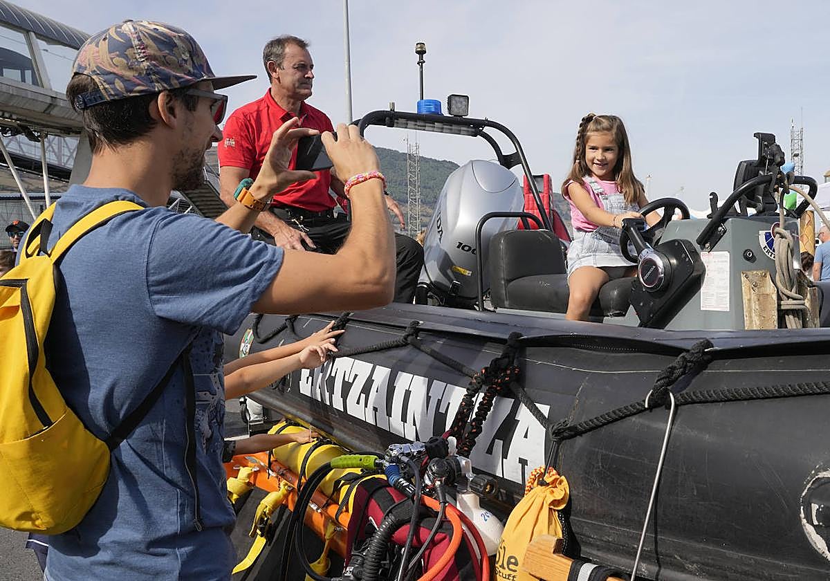 Los asistentes podrán conocer tres embarcaciones, perros policía y hasta presenciar un rescate