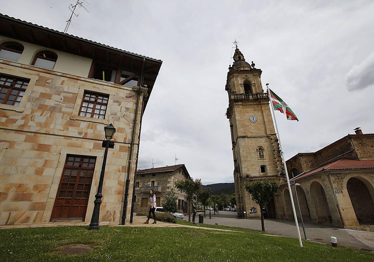 Imagen del campanario de la iglesia San Miguel de Iurreta, situada junto al Ayuntamiento