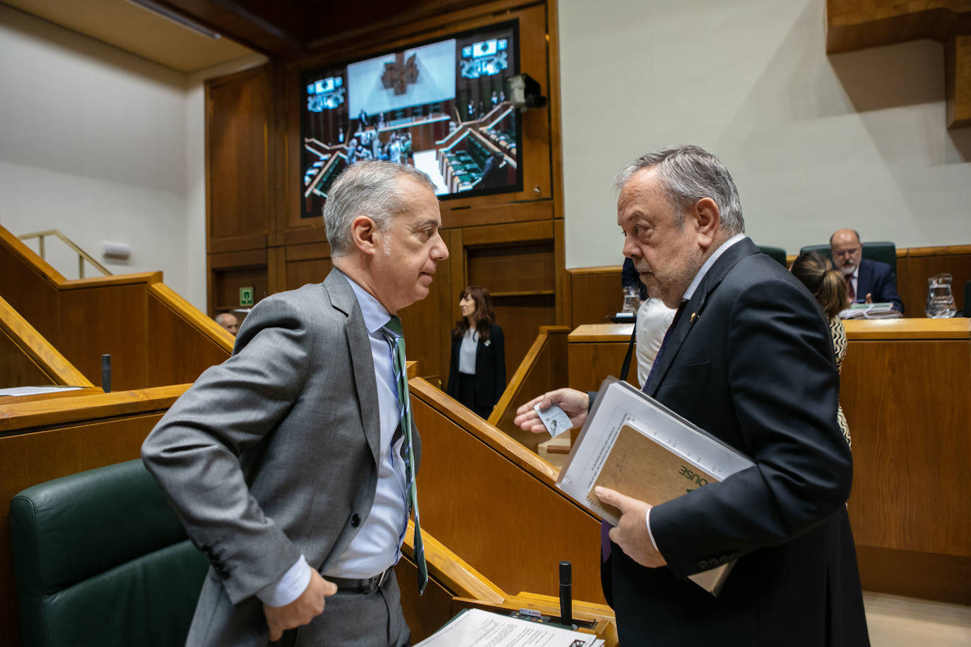 El lehendakari Urkullu y Pedro Azpiazu en el Parlamento