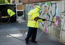 Los operarios eliminan una pintada en Ariznabarra.