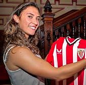 Nahikari García: «Estoy deseando que se vuelva a hablar del crecimiento del fútbol femenino y sus valores»