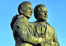 Una estatua recuerda a ambos en el Pride Park de Derby.