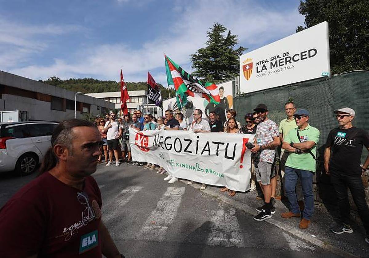 Protesta de los trabajadores el pasado mes de septiembre frente a un colegio religioso.