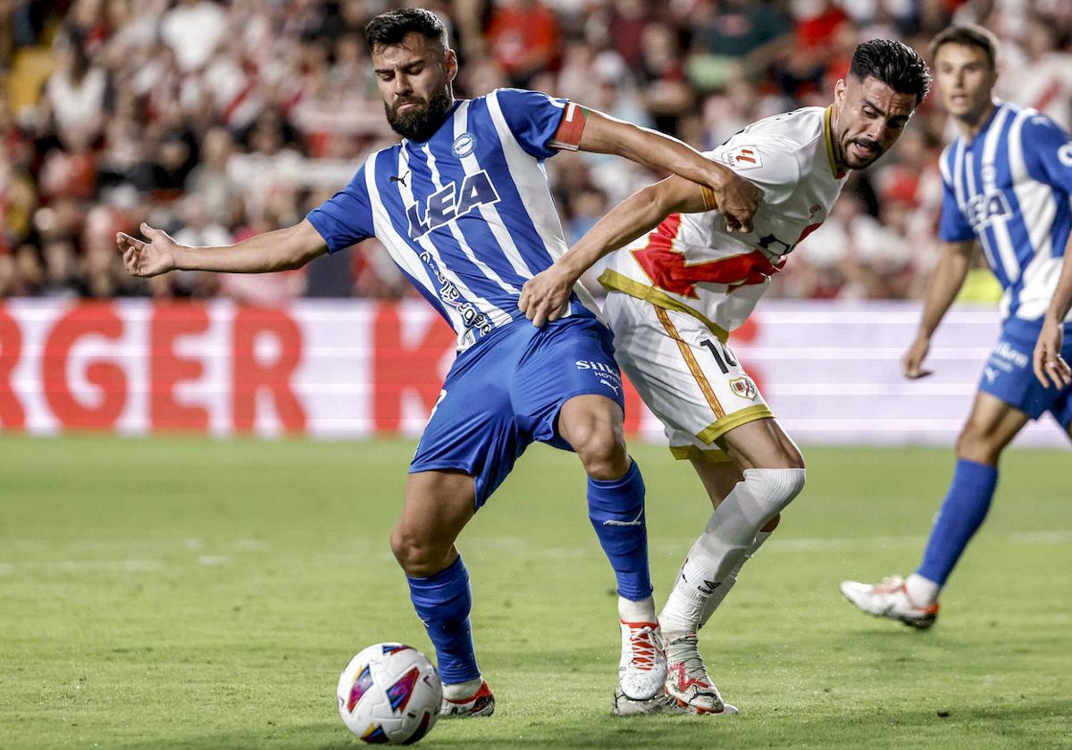 Duarte cuerpea con Kike Pérez en el Rayo-Alavés disputado tras el anterior parón.