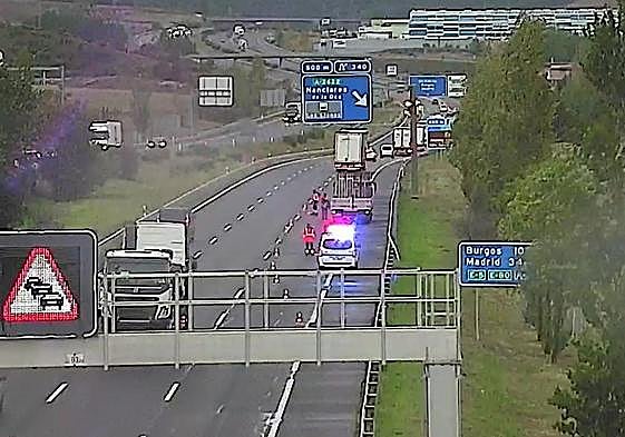 Los paneles de tráfico instalados en la A1 piden precaución ante el carril cortado al tráfico.