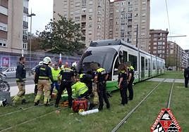 Los servicios de emergencia atienden a la persona herida.