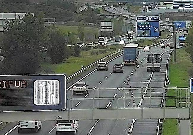 A las 19.40 horas, un camión implicado en el siniestro todavía ocupaba parte del carril derecho de la A-1.