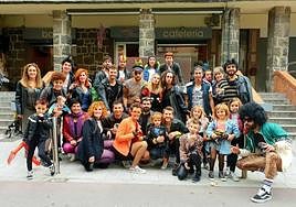 Esta cuadrilla de San Fausto lleva más de una década participando en el desfile del disfraz que cada año se celebra en las fiestas patronales de Durango