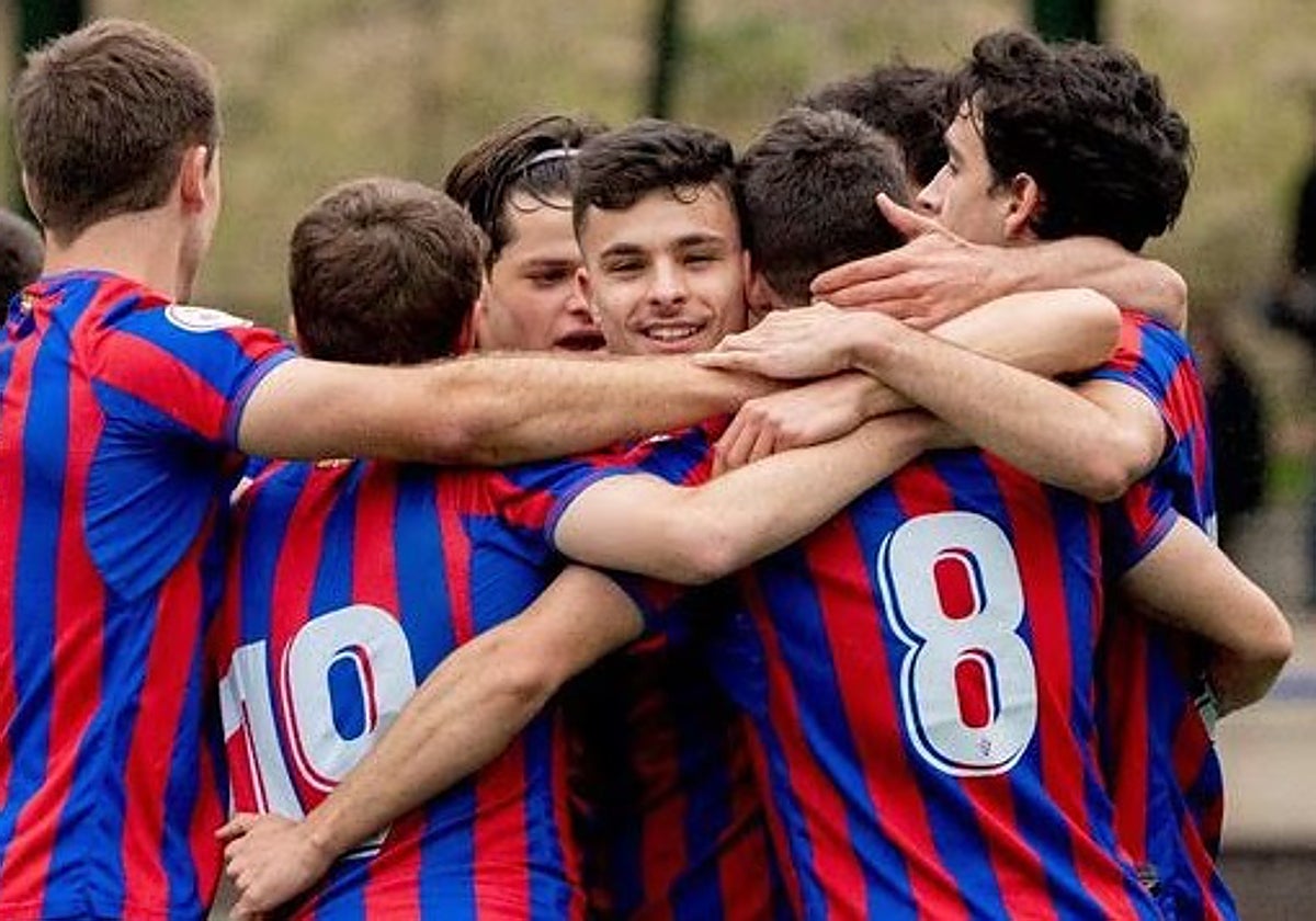 Iñigo Martín de cara, celebrando un gol con el CD Vitoria, filial del Eibar.